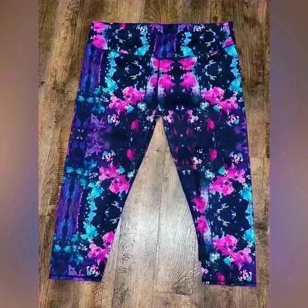Fabletics super cute multi-color design capris - XL